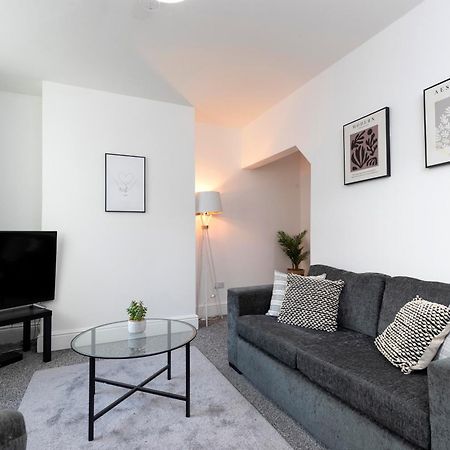 Quiet And Comfy House With 2 Bedrooms And 2 Bathrooms Super Fast Wifi And Crisp Hotel Standard White Linen Hosted By Our Home Short Stays Дарлингтон Экстерьер фото