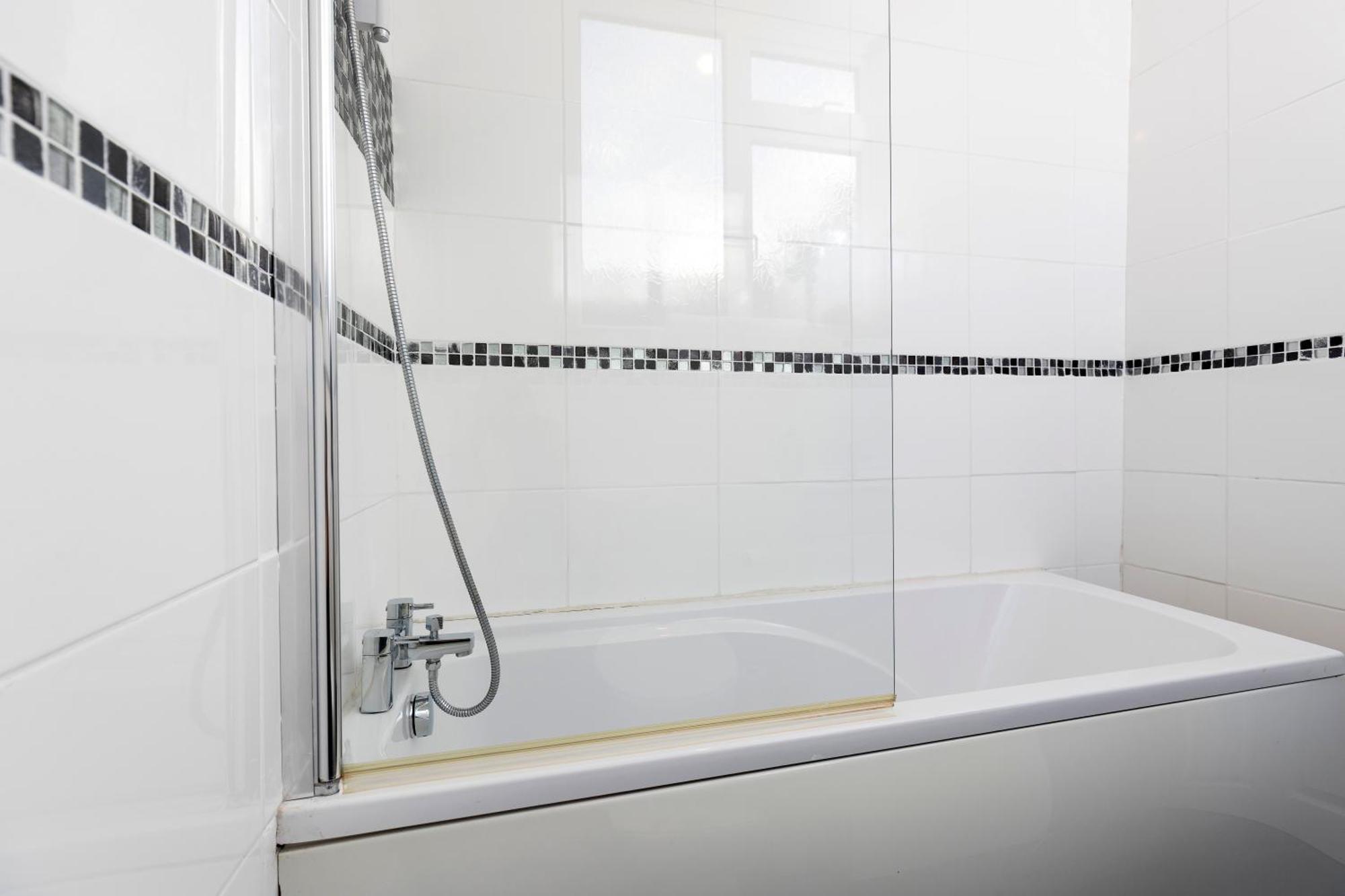 Quiet And Comfy House With 2 Bedrooms And 2 Bathrooms Super Fast Wifi And Crisp Hotel Standard White Linen Hosted By Our Home Short Stays Дарлингтон Экстерьер фото